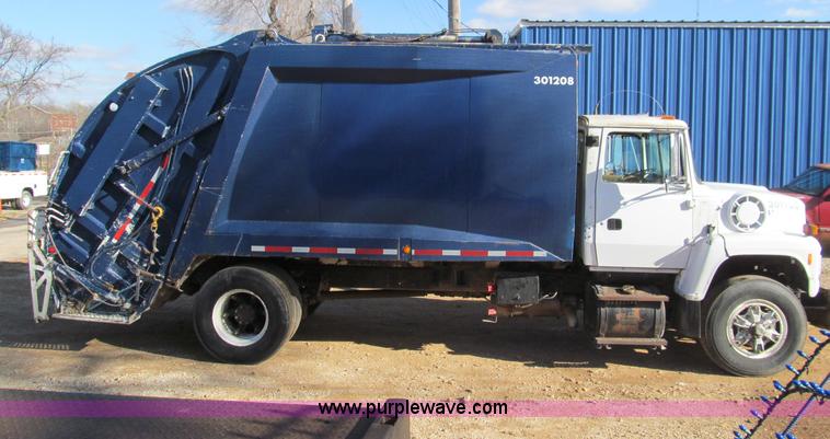 image for item F4689 1993 Ford L8000 refuse truck