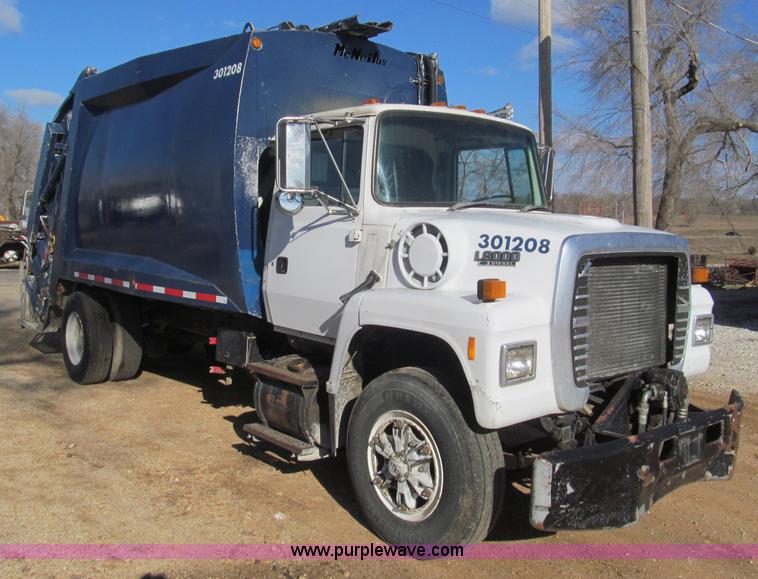 image for item F4689 1993 Ford L8000 refuse truck
