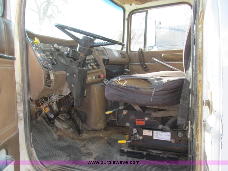 image for item F4689 1993 Ford L8000 refuse truck