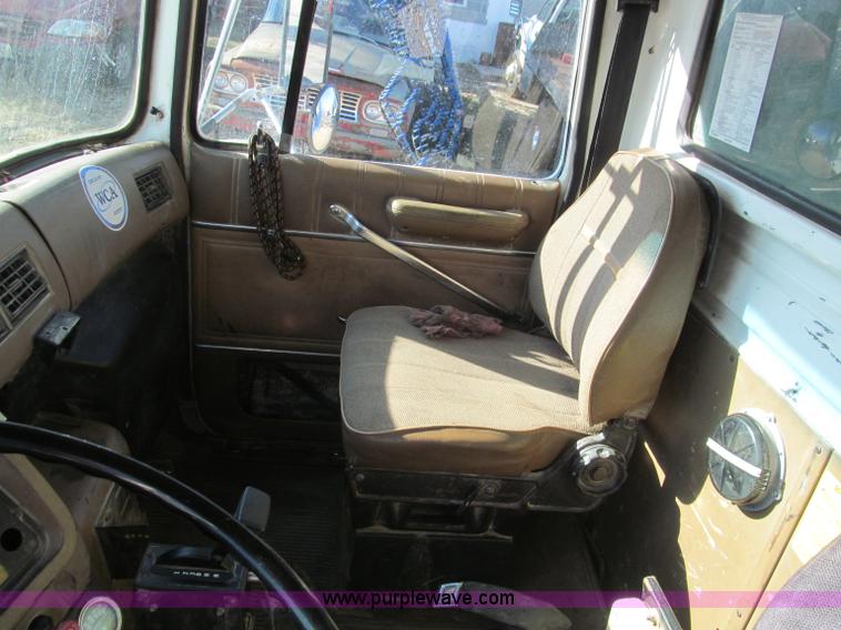 image for item F4689 1993 Ford L8000 refuse truck