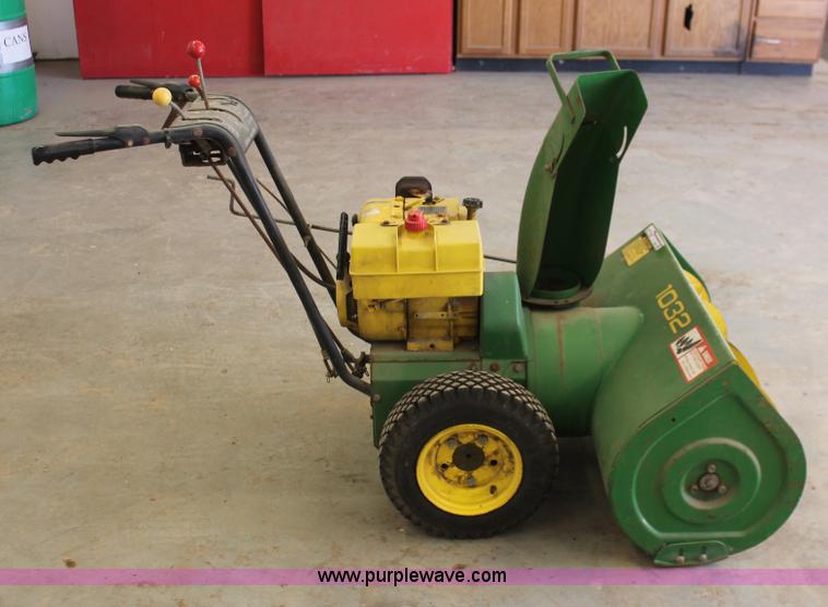 image for item V9104 John Deere 1032 snow blower