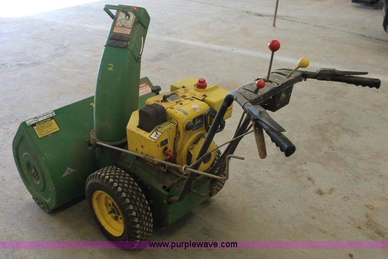 image for item V9104 John Deere 1032 snow blower