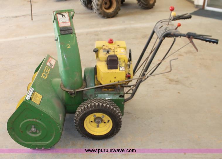 image for item V9104 John Deere 1032 snow blower