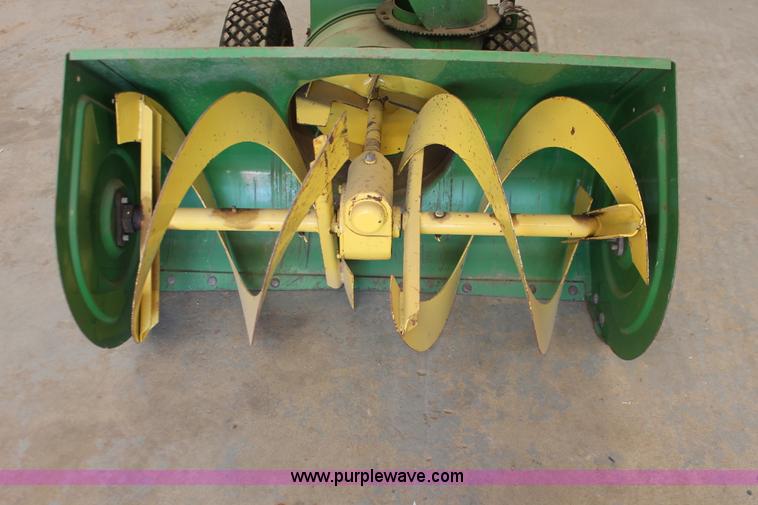 image for item V9104 John Deere 1032 snow blower