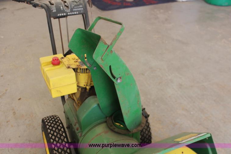 image for item V9104 John Deere 1032 snow blower