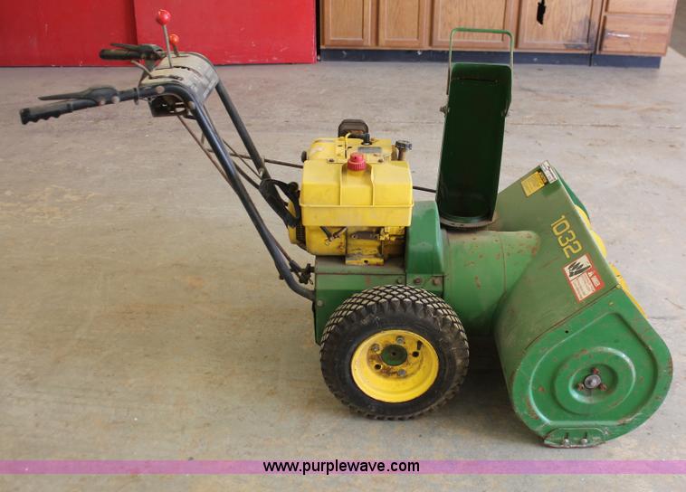 image for item V9105 John Deere 1032 snow blower