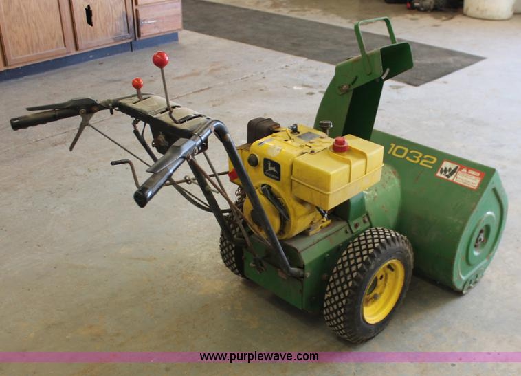 image for item V9105 John Deere 1032 snow blower