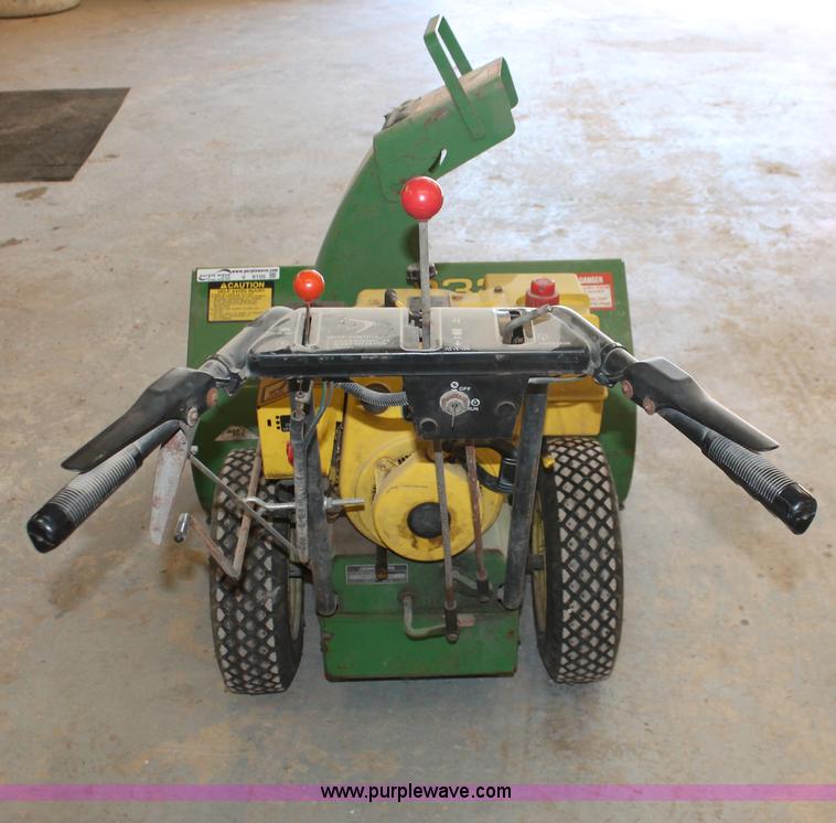image for item V9105 John Deere 1032 snow blower