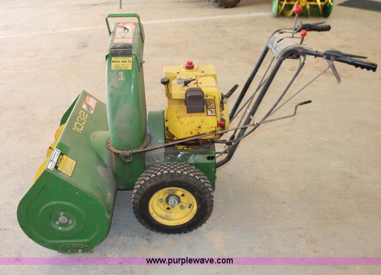 image for item V9105 John Deere 1032 snow blower