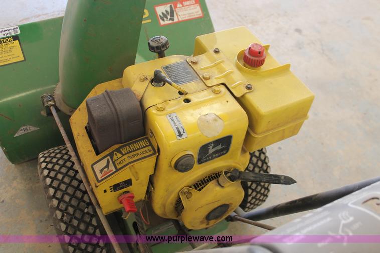 image for item V9105 John Deere 1032 snow blower