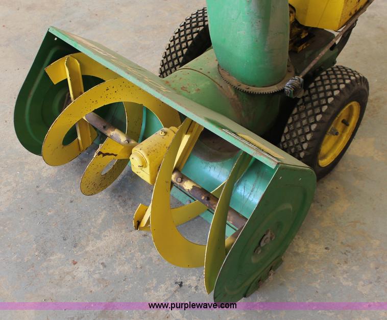 image for item V9105 John Deere 1032 snow blower