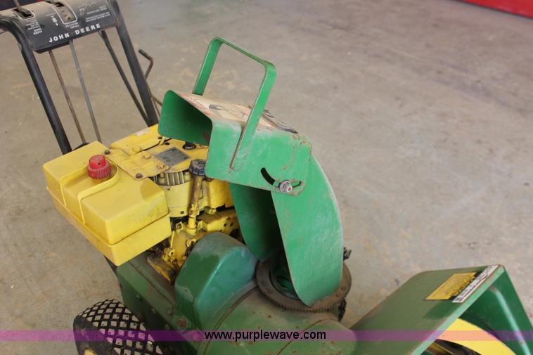 image for item V9105 John Deere 1032 snow blower