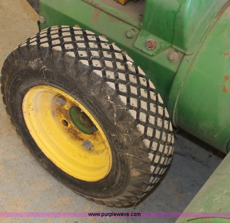 image for item V9105 John Deere 1032 snow blower