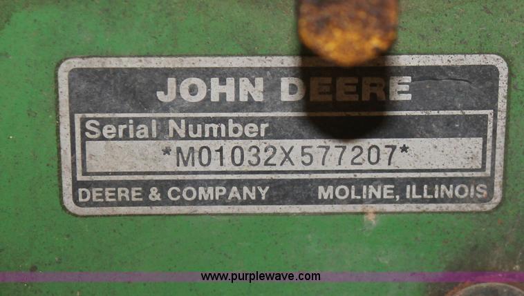 image for item V9105 John Deere 1032 snow blower