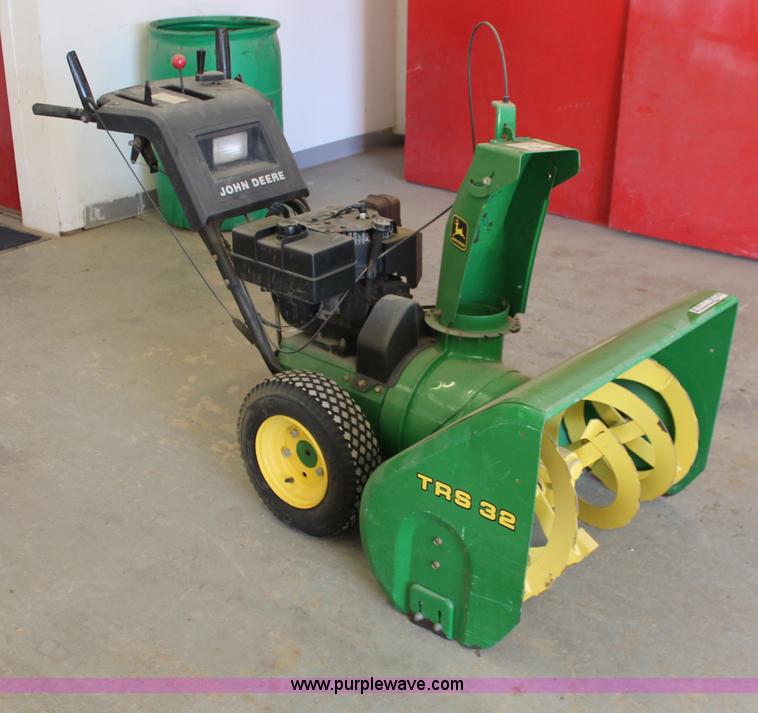 image for item V9109 John Deere TR532 snow blower