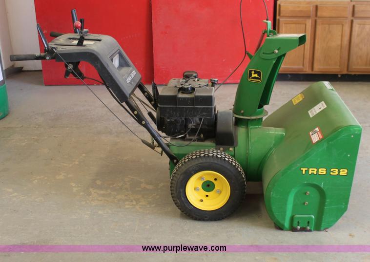 image for item V9109 John Deere TR532 snow blower
