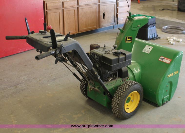 image for item V9109 John Deere TR532 snow blower