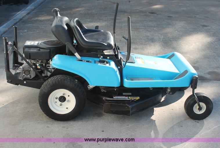 Dixon 3303 ZTR lawn mower in Abilene, KS Item V9210 sold Purple Wave