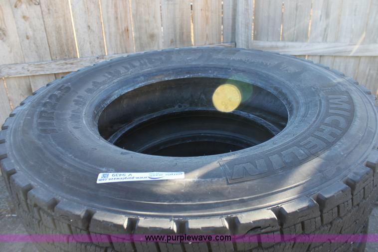 image for item V9439 (4) Michelin XDN2 11R22.5 tires