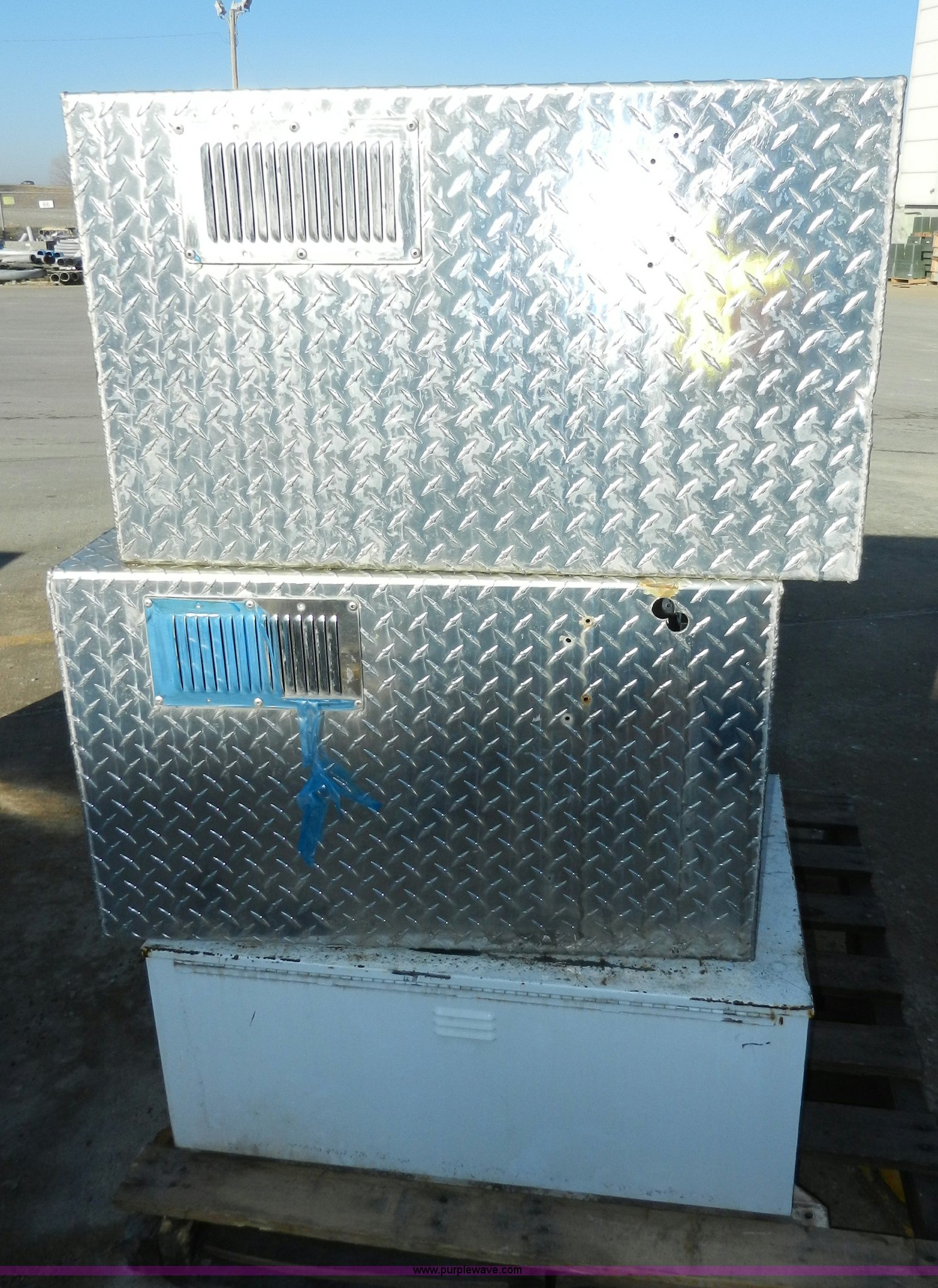 (3) storage containers in Topeka, KS Item W9531 sold Purple Wave