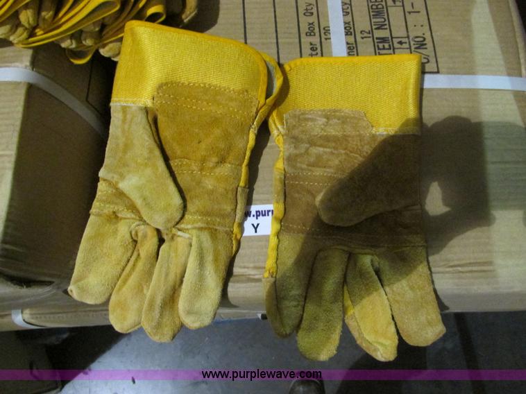 image for item Y9515 Approximately 1,200 leather work gloves