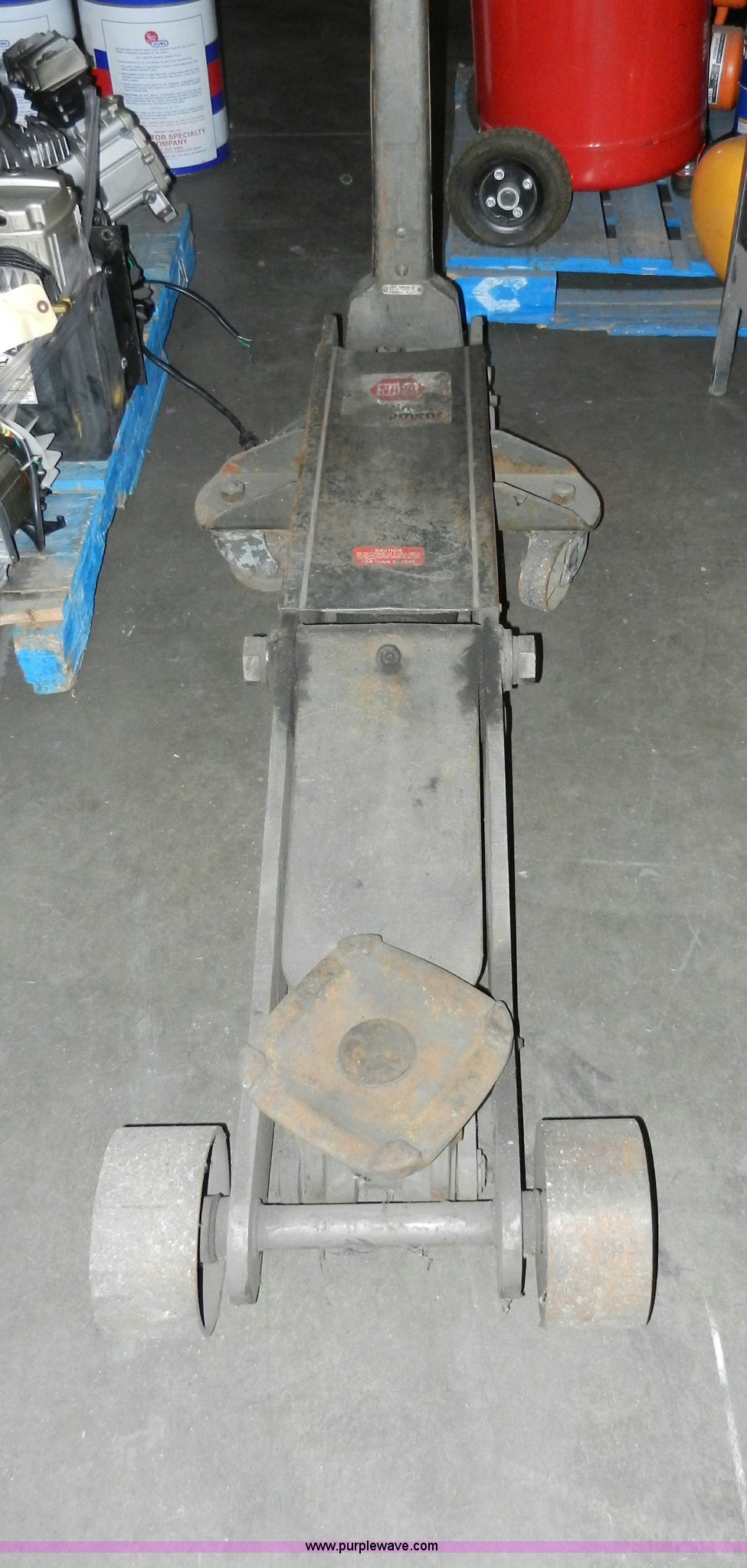 Napa 10 ton floor jack in Spring Hill, KS Item W9722 sold Purple Wave