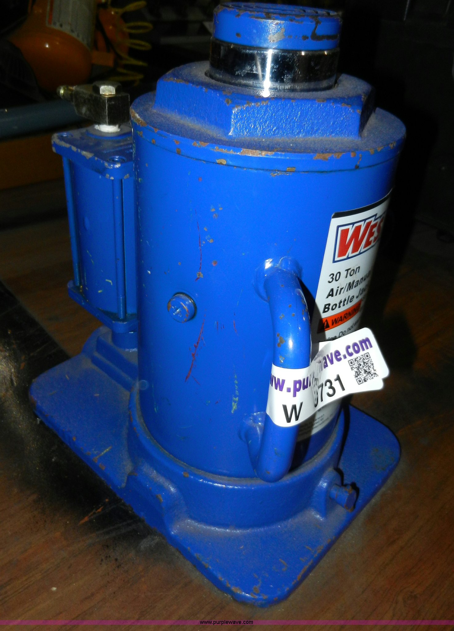 Westward 30 ton air manual hydraulic bottle jack in Spring Hill, KS