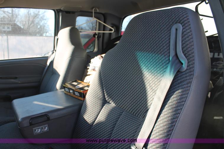 image for item V9081 2001 Dodge Ram 2500 Quad Cab pickup truck