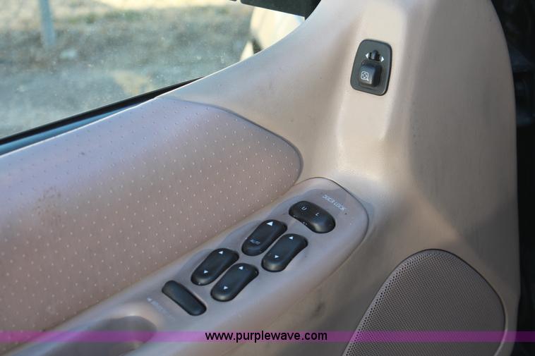 image for item V9083 1997 Ford Explorer Eddie Bauer SUV