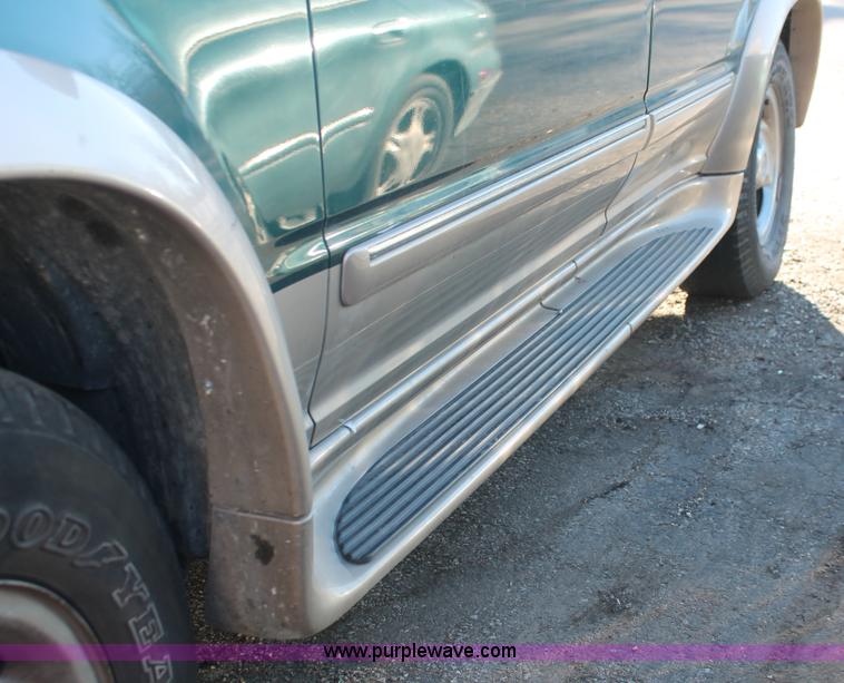 image for item V9083 1997 Ford Explorer Eddie Bauer SUV