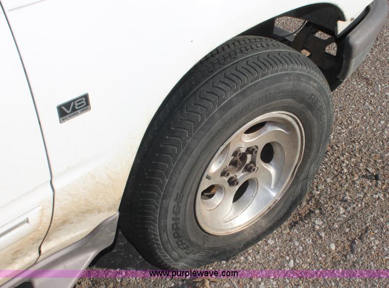 image for item V9085 1997 Ford Explorer SUV