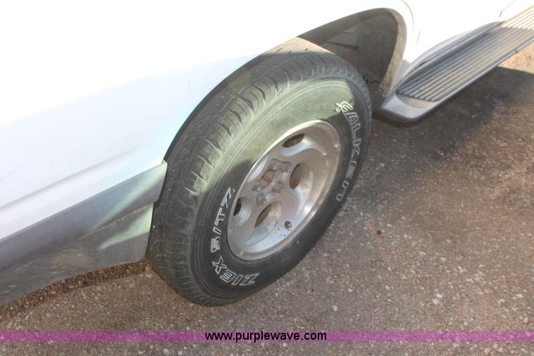 image for item V9085 1997 Ford Explorer SUV