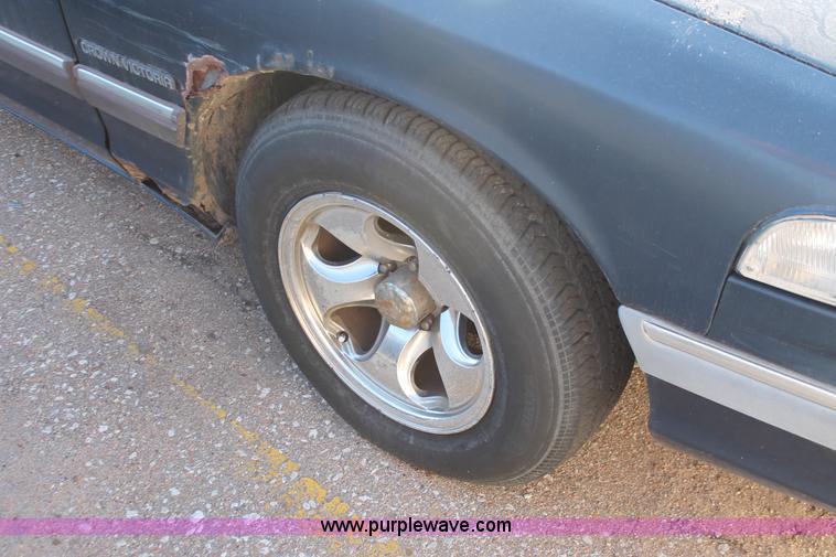 image for item V9086 1992 Ford Crown Victoria LX