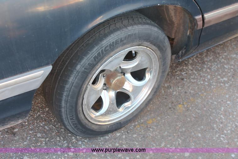 image for item V9086 1992 Ford Crown Victoria LX