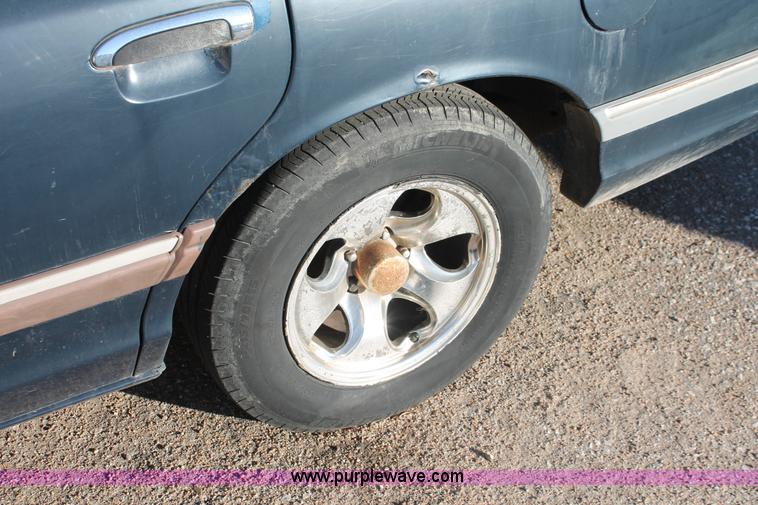 image for item V9086 1992 Ford Crown Victoria LX