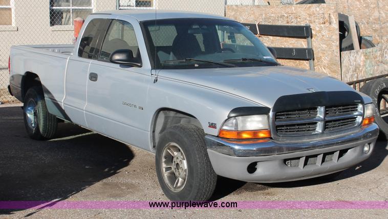image for item V9087 1998 Dodge Dakota Club Cab pickup truck