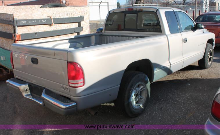 image for item V9087 1998 Dodge Dakota Club Cab pickup truck