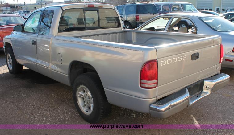 image for item V9087 1998 Dodge Dakota Club Cab pickup truck