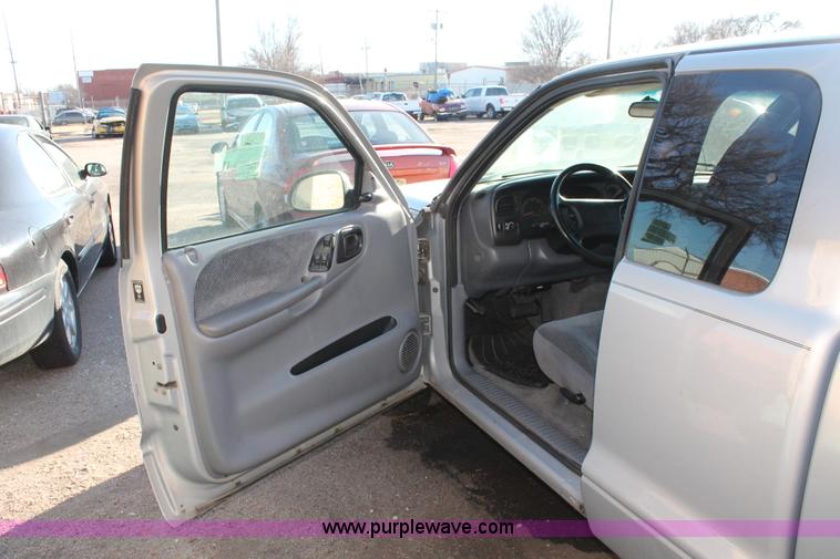 image for item V9087 1998 Dodge Dakota Club Cab pickup truck