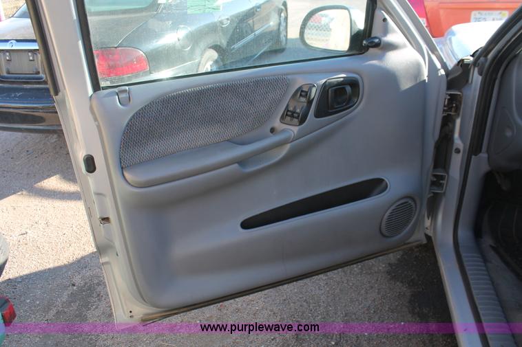 image for item V9087 1998 Dodge Dakota Club Cab pickup truck