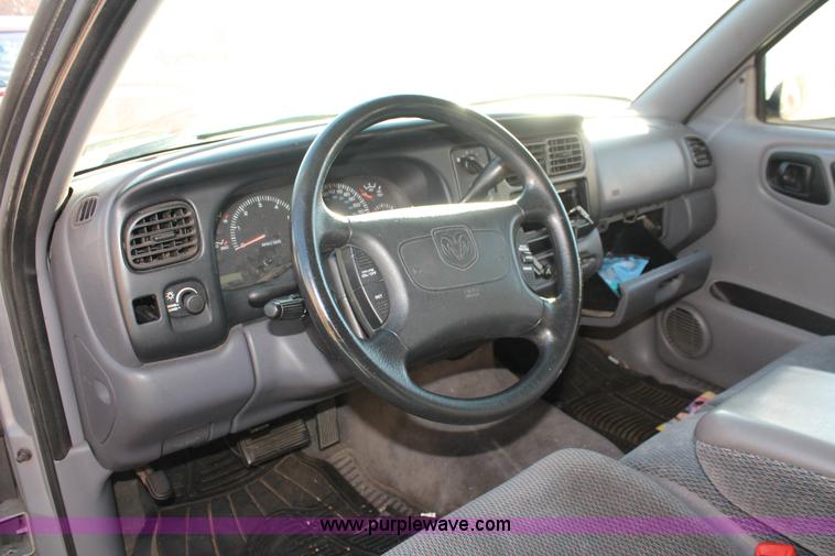 image for item V9087 1998 Dodge Dakota Club Cab pickup truck