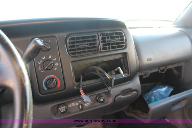 image for item V9087 1998 Dodge Dakota Club Cab pickup truck