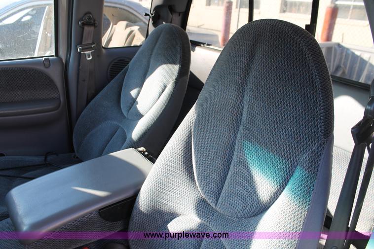 image for item V9087 1998 Dodge Dakota Club Cab pickup truck