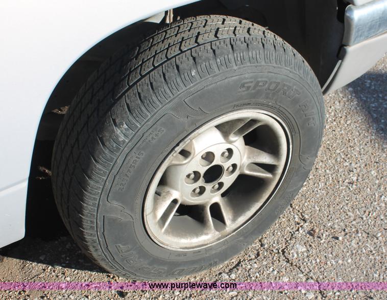 image for item V9087 1998 Dodge Dakota Club Cab pickup truck