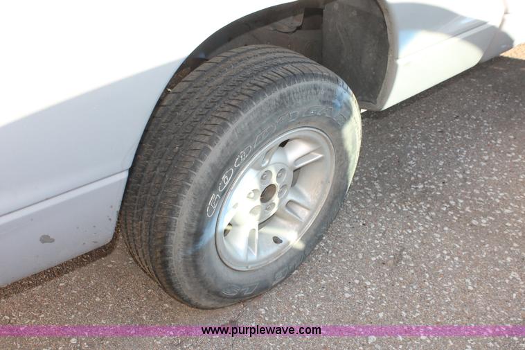 image for item V9087 1998 Dodge Dakota Club Cab pickup truck