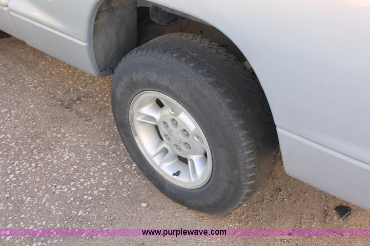 image for item V9087 1998 Dodge Dakota Club Cab pickup truck