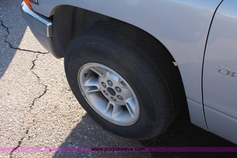 image for item V9087 1998 Dodge Dakota Club Cab pickup truck