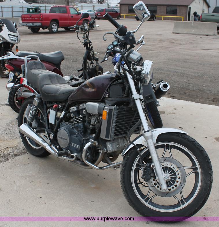 image for item V9223 1982 Honda VF750C motorcycle