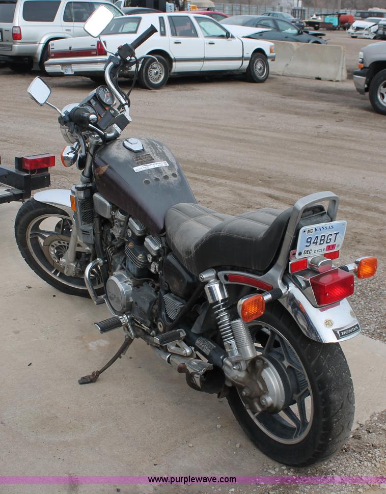 image for item V9223 1982 Honda VF750C motorcycle