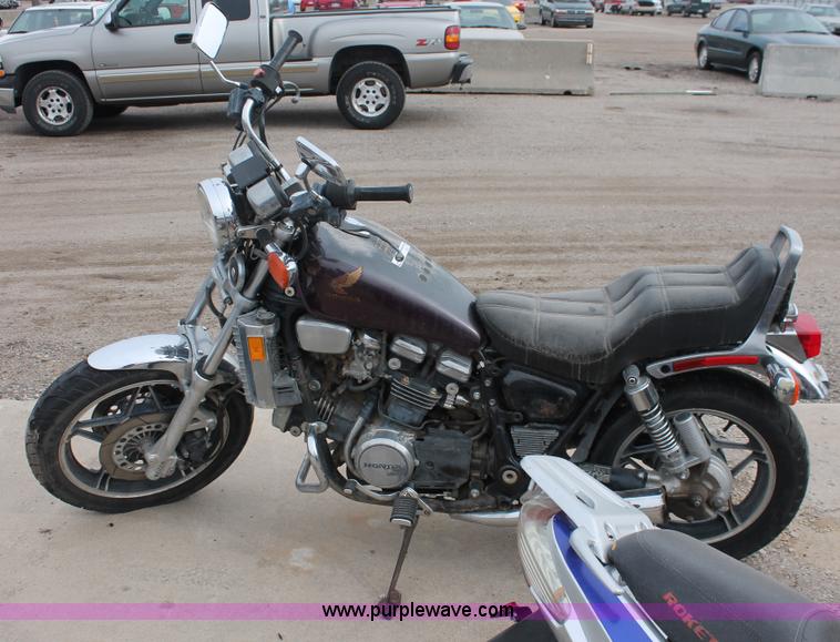 image for item V9223 1982 Honda VF750C motorcycle